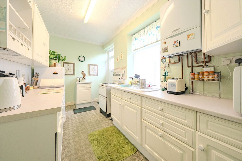 Property photo 3 of 10 Kitchen