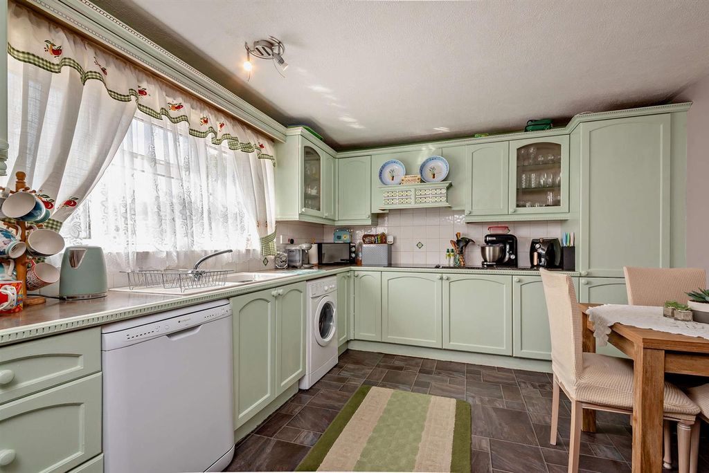 Property photo 2 of 16 8646278-Interior07-800.Jpg