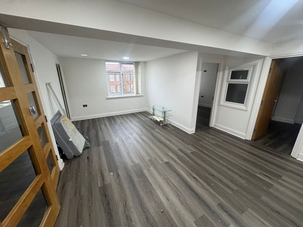 Property photo 1 of 7 3 Bed Flat - West Drayton Ub7