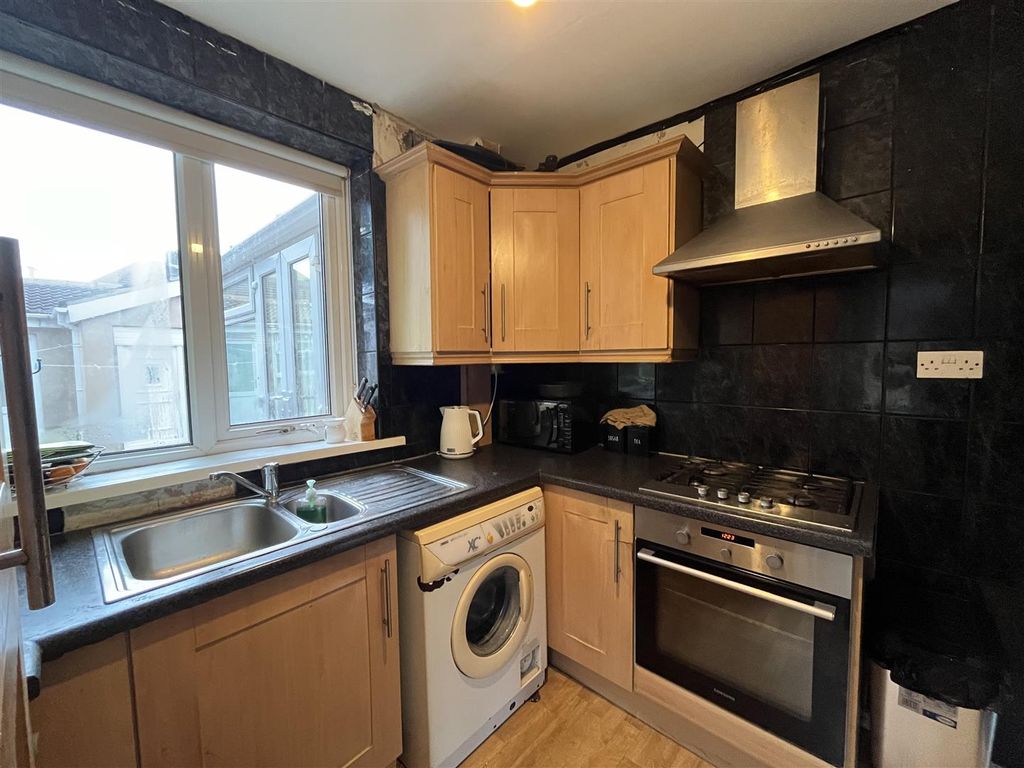 Property photo 3 of 19 Kitchen