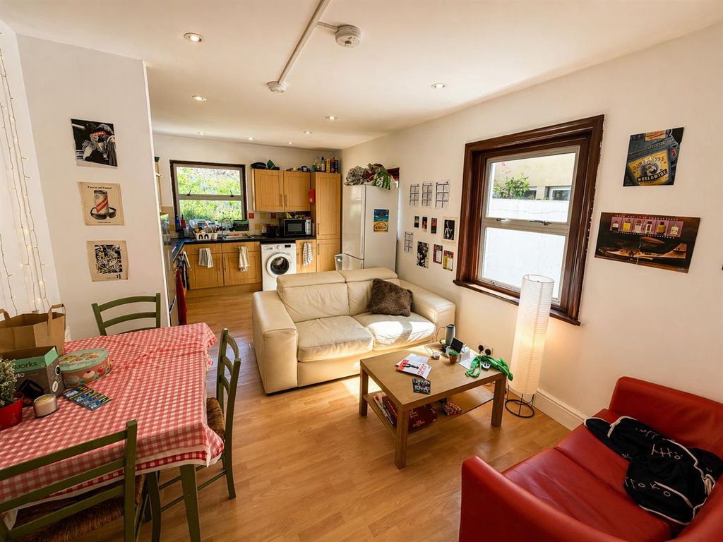 Property photo 3 of 9 4