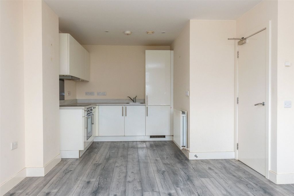 Property photo 3 of 16 Charleston Rd N 3