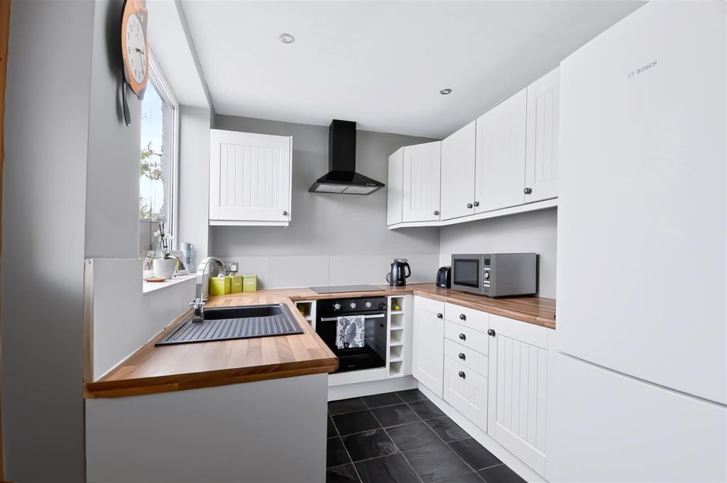 Property photo 3 of 21 Kitchen