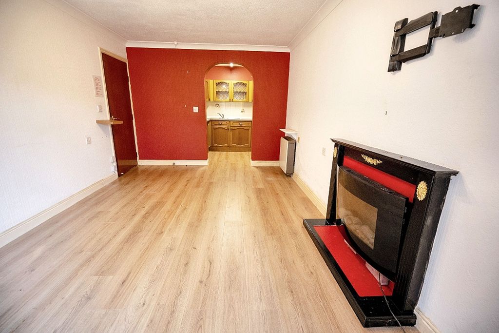 Property photo 2 of 10 Flat 2 Woodlands, The Spinney, Leeds, Ls17 6Tq