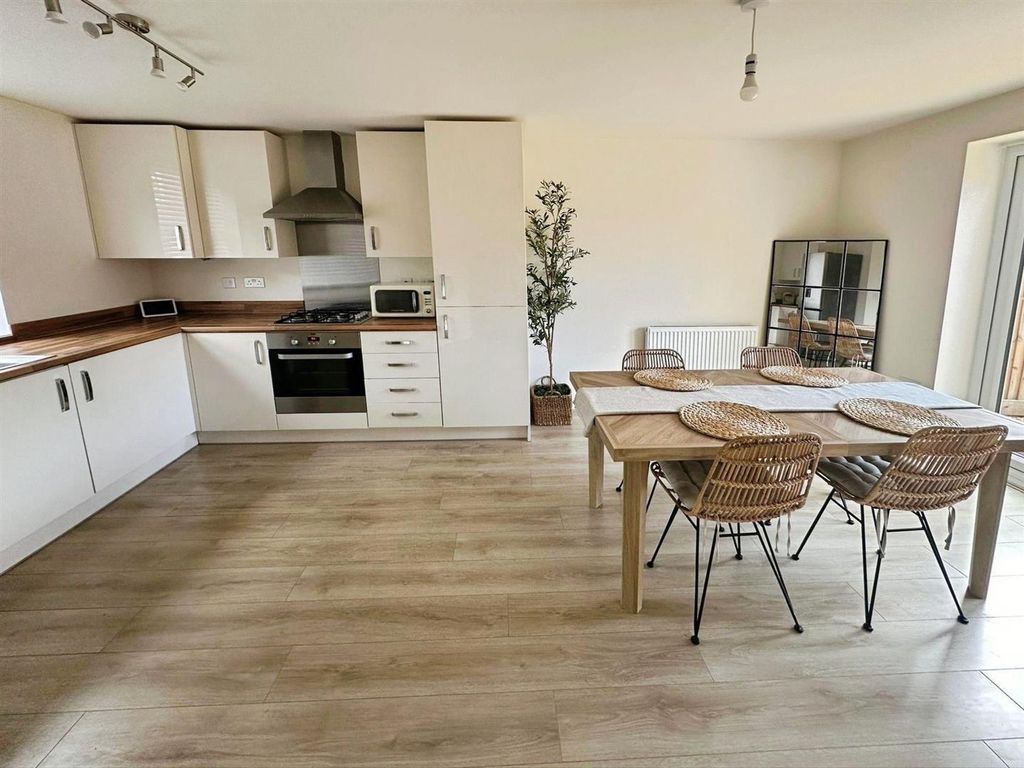 Property photo 2 of 15 Dining Kitchen