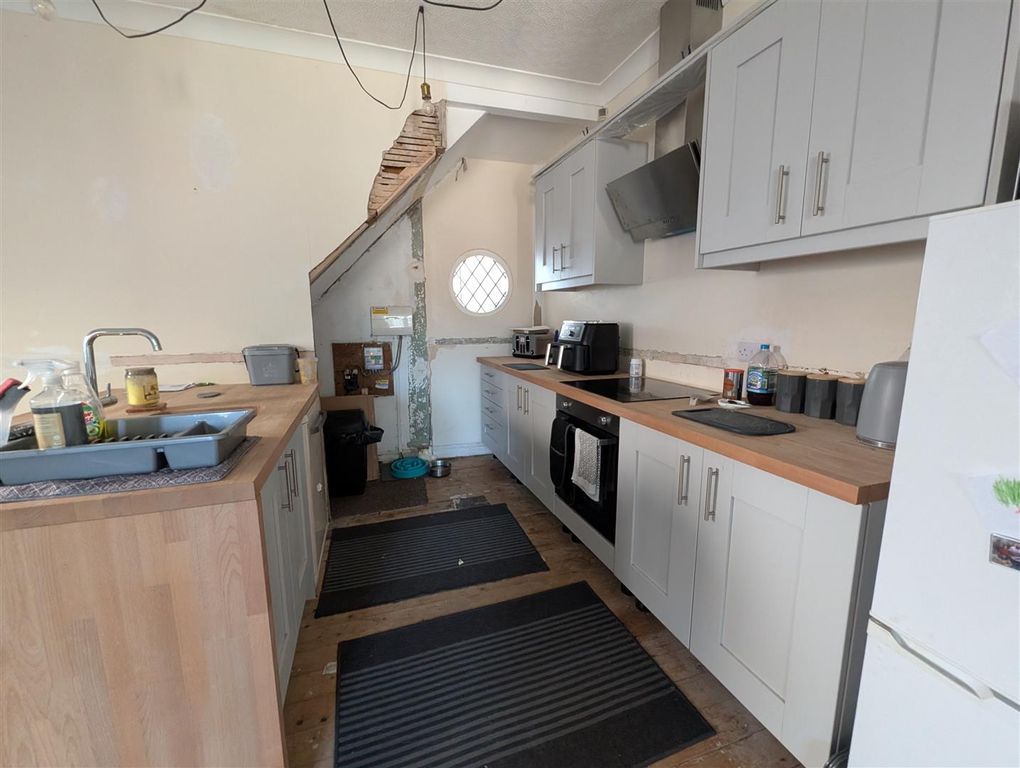 Property photo 3 of 9 Kitchen