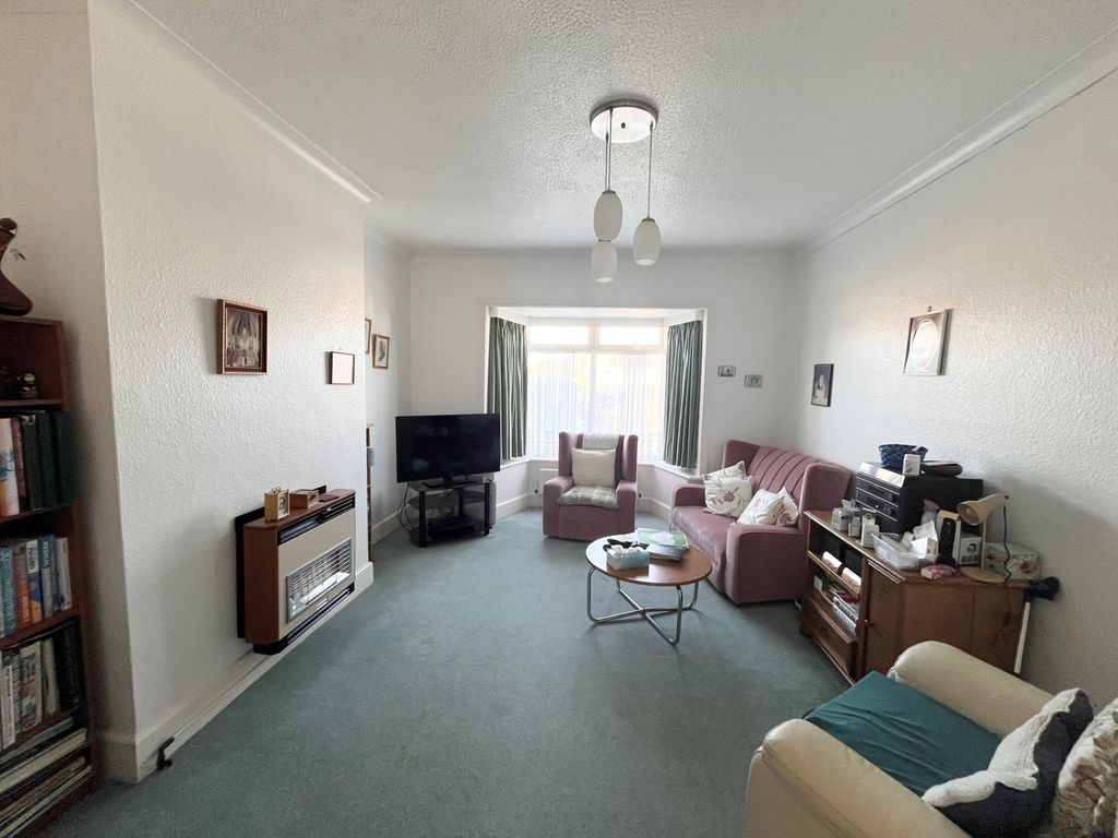 Property photo 3 of 16 Lounge