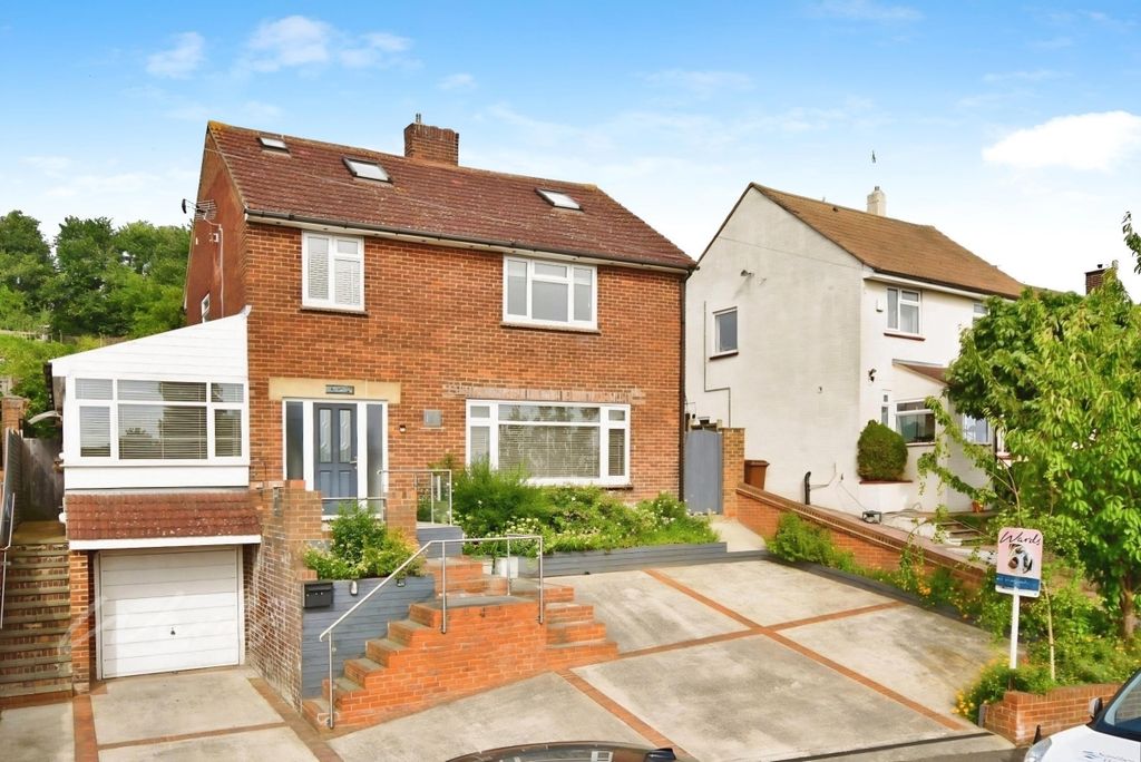 Property photo 1 of 15 Broomhill Front