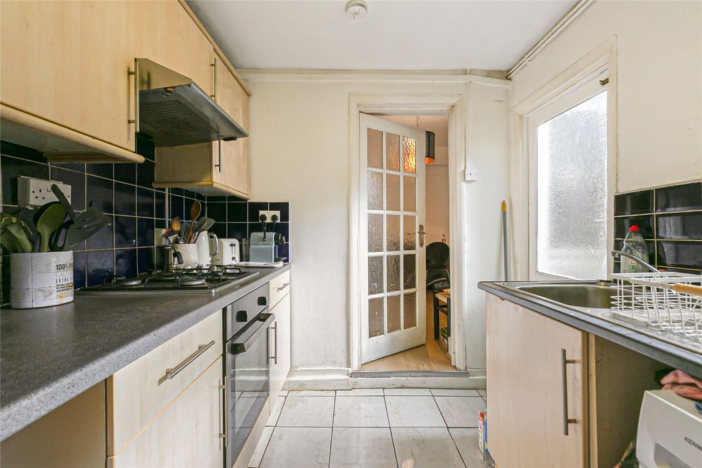 Property photo 3 of 11 Kitchen