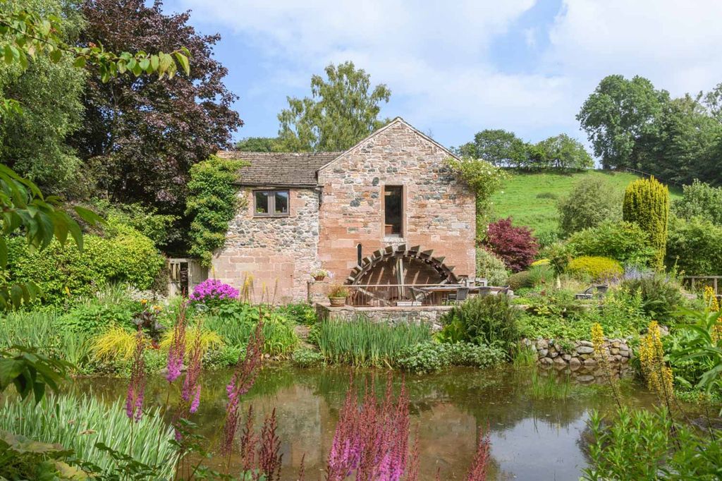 Property photo 1 of 32