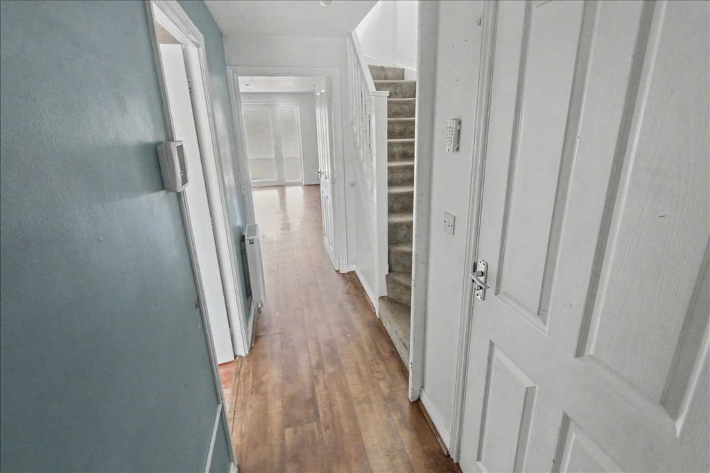 Property photo 2 of 20 Entrance Hall