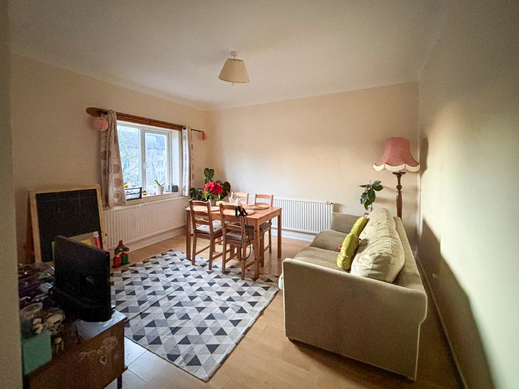 Property photo 3 of 7 Lounge