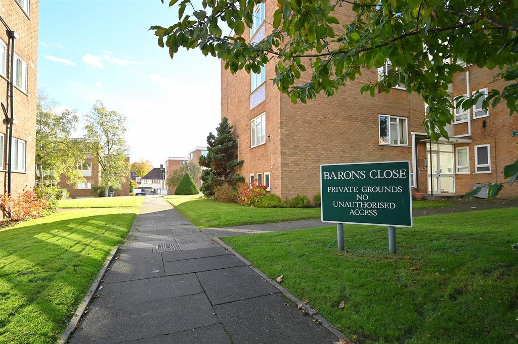 Property photo 2 of 13 Barons Close Court Oak.Jpg