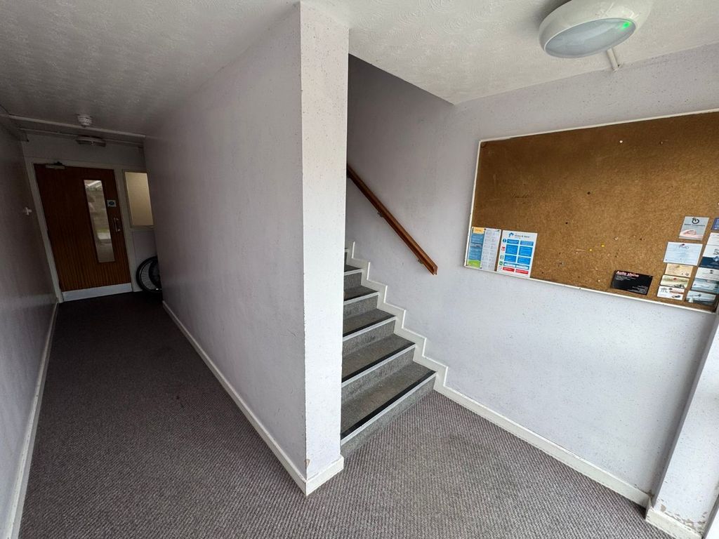 2 bed flat for saleGerddi Rheidol, Trefechan, Aberystwyth SY23 photo 4