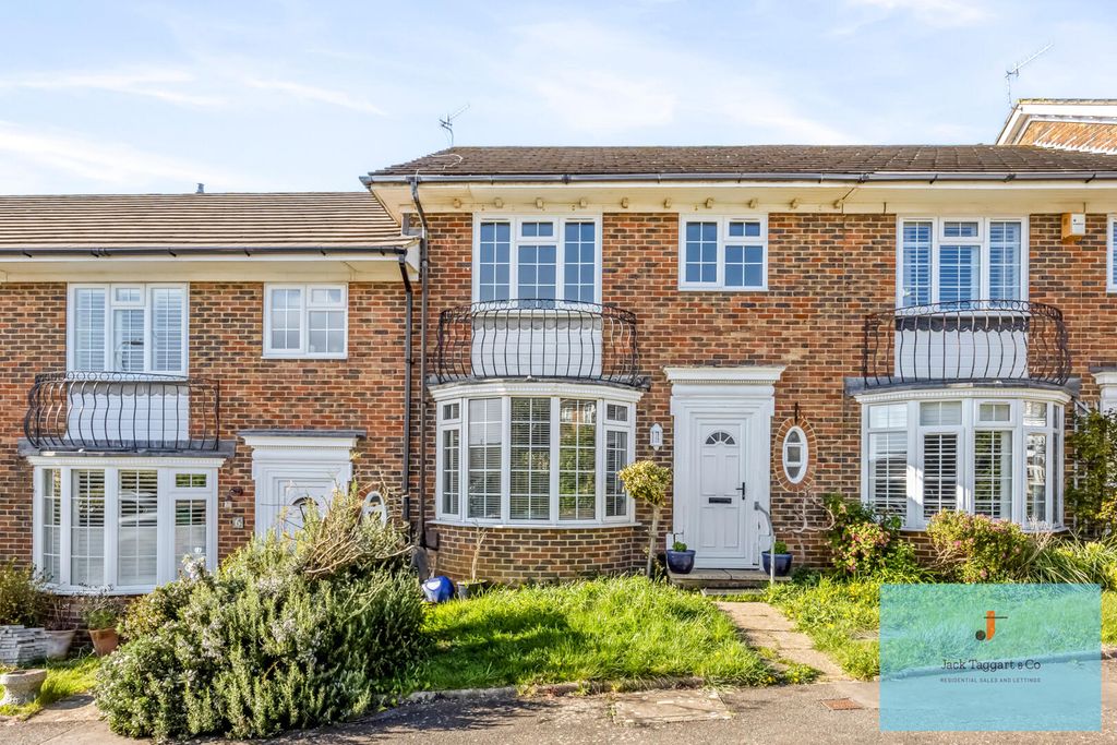 Property photo 1 of 18 Front (Exterior)