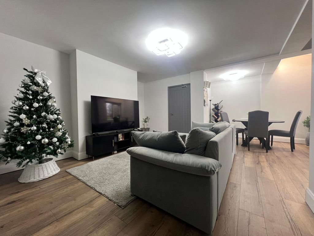 Property photo 3 of 8 Lounge