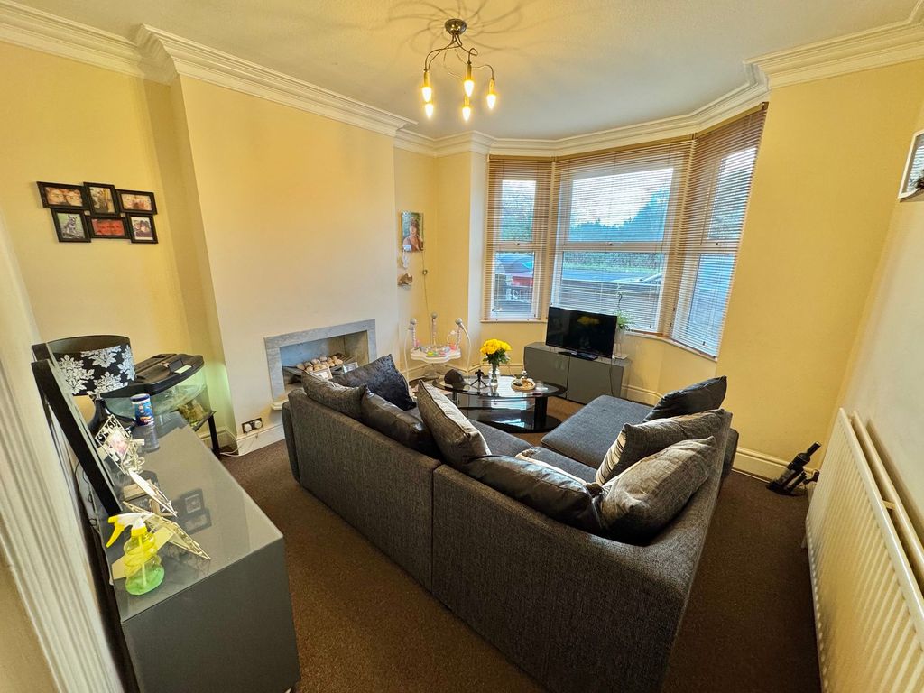 Property photo 3 of 18 Lounge