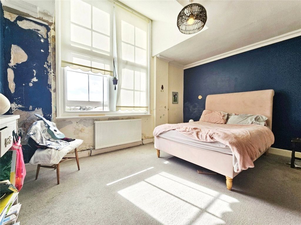 Property photo 3 of 12 Bed 1