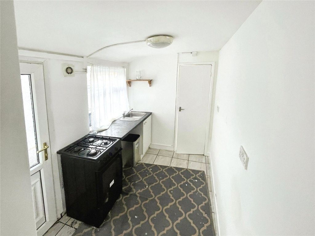 Property photo 3 of 7 Kitchen