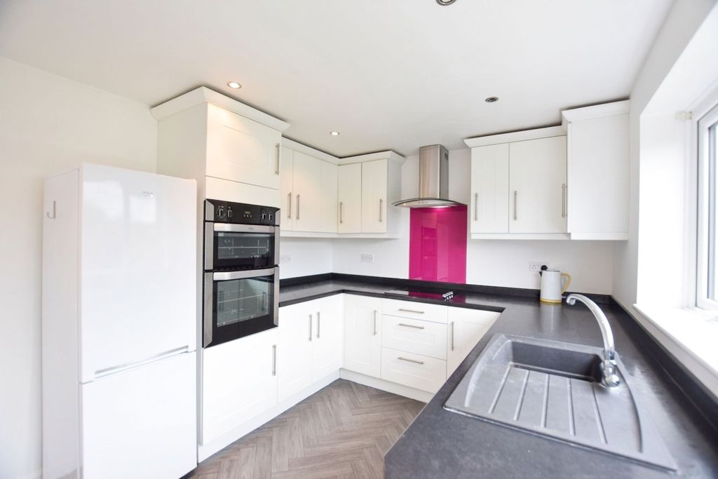 Property photo 1 of 8 Kitchen