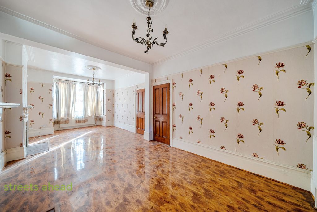 Property photo 2 of 15 49F9B2Ca-E10d-4Ca...