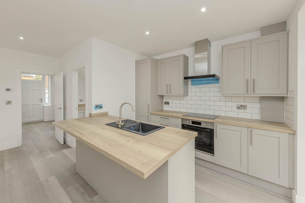 Property photo 3 of 37