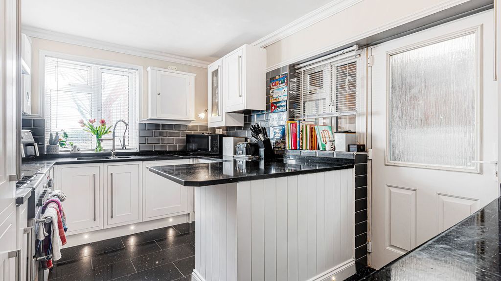 Property photo 2 of 21