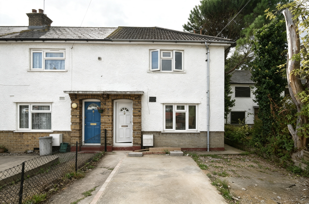 Property photo 1 of 6 Three-Bedroom With Driveway & Garden – Ub10