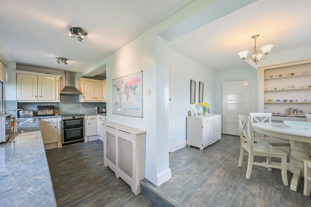 Property photo 3 of 13 Shelvers Green,  (5).Jpg