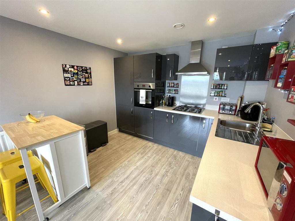 Property photo 3 of 14 Kitchen