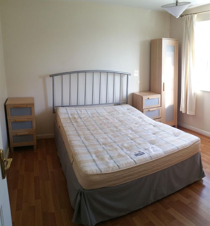Property photo 1 of 15 Bright, Tidy Bedroom With A Double Bed, Matching B...