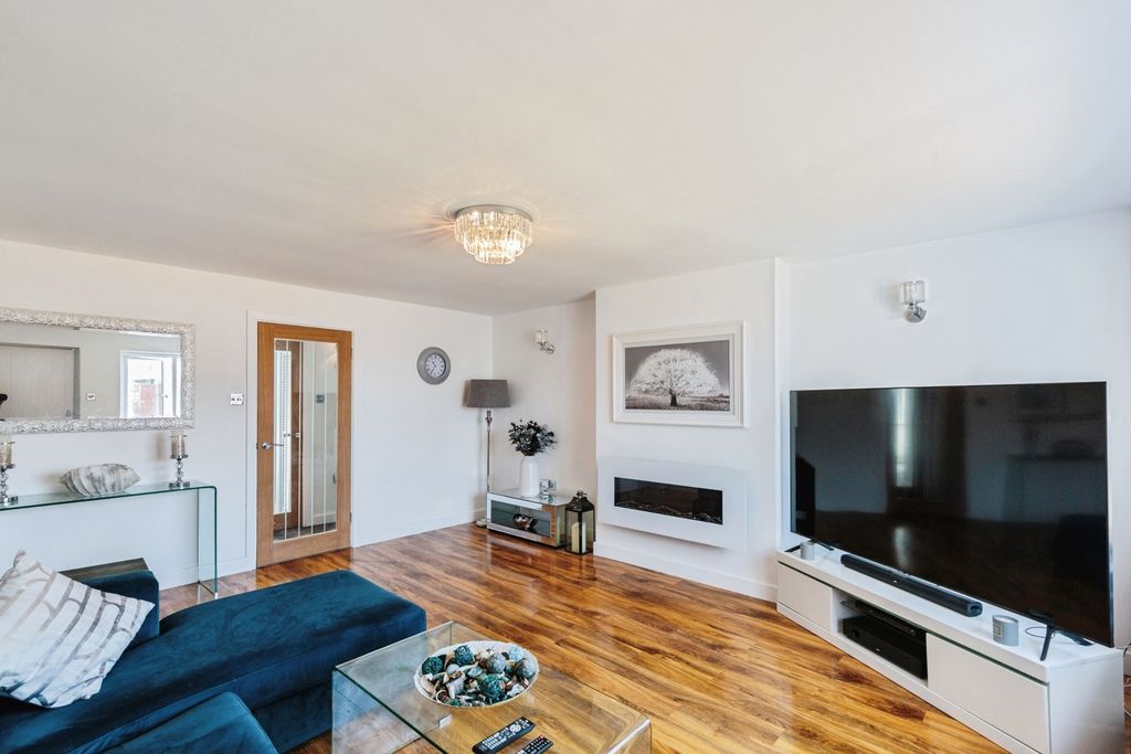 Property photo 3 of 21 Pbox-Img.Jpg
