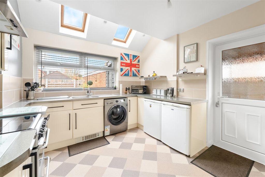 Property photo 3 of 20 Kitchen