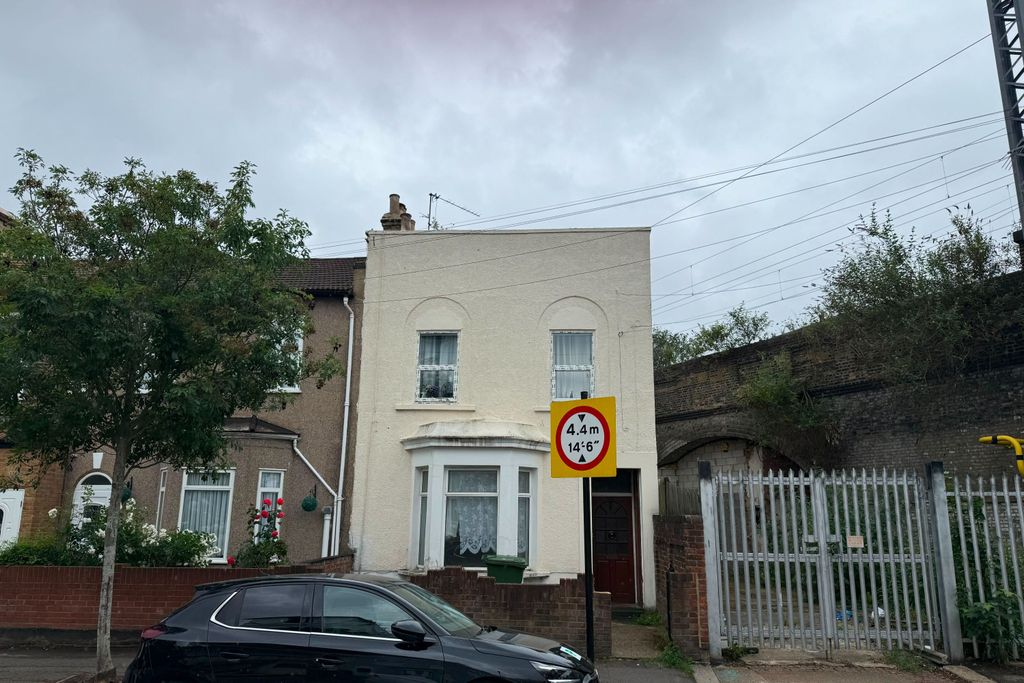 Property photo 1 of 5 Ground Floor Flat, 28 Bignold Road, London, E7 0Ex