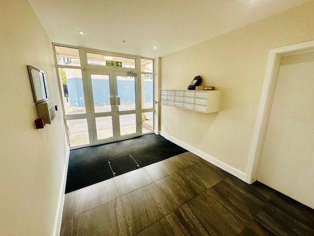 Property photo 2 of 12 Entrance Hall