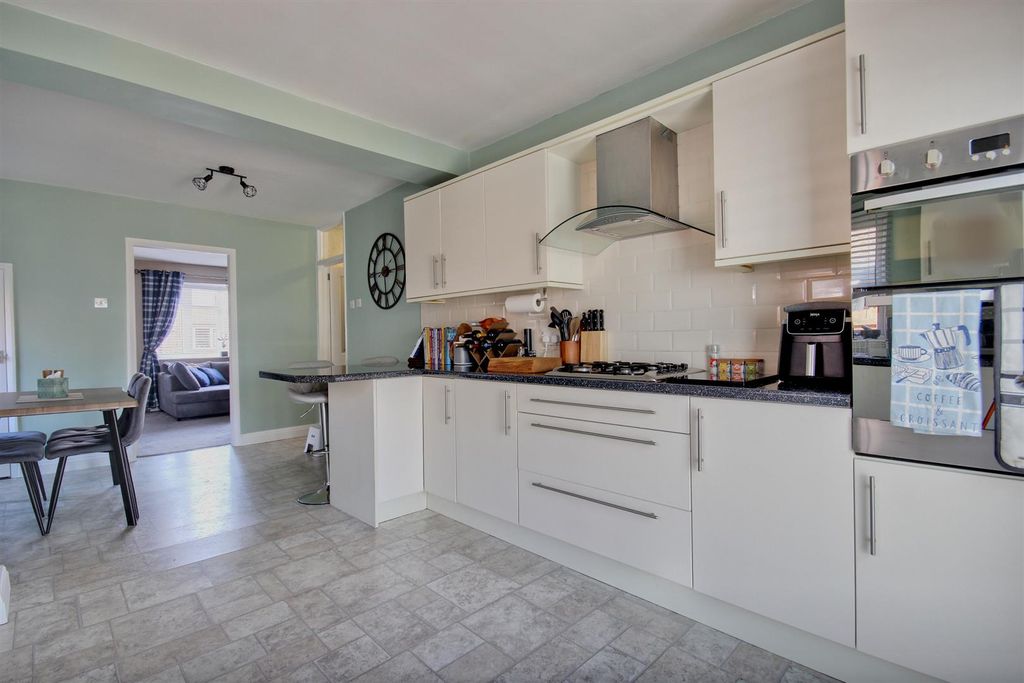 Property photo 3 of 17 Greenwood Avenue (14).Jpg