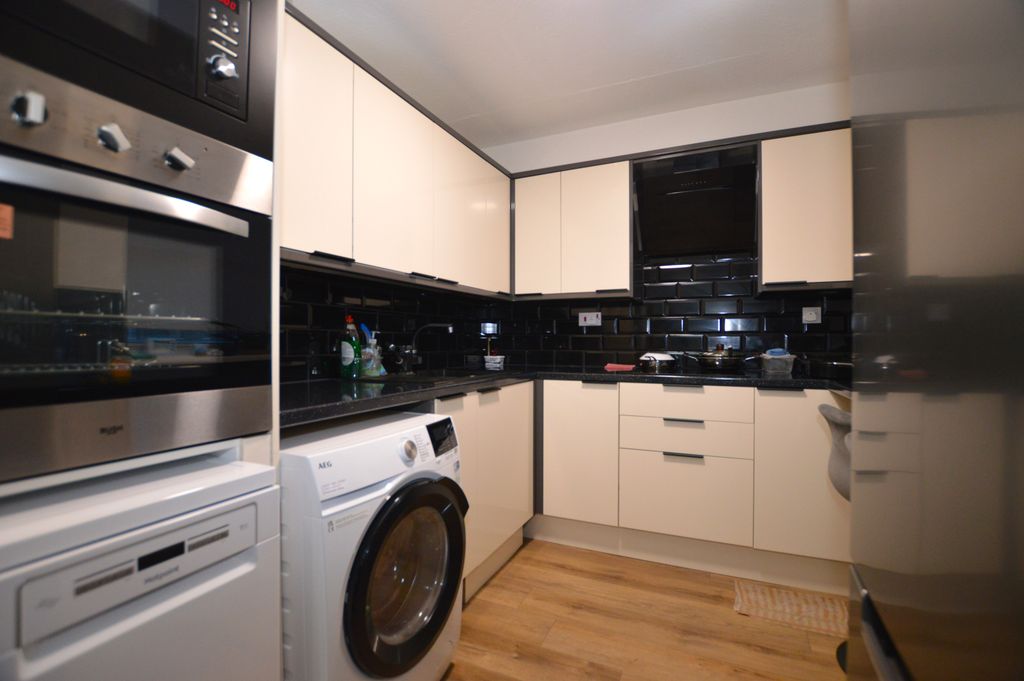 Property photo 3 of 9 Kitchen