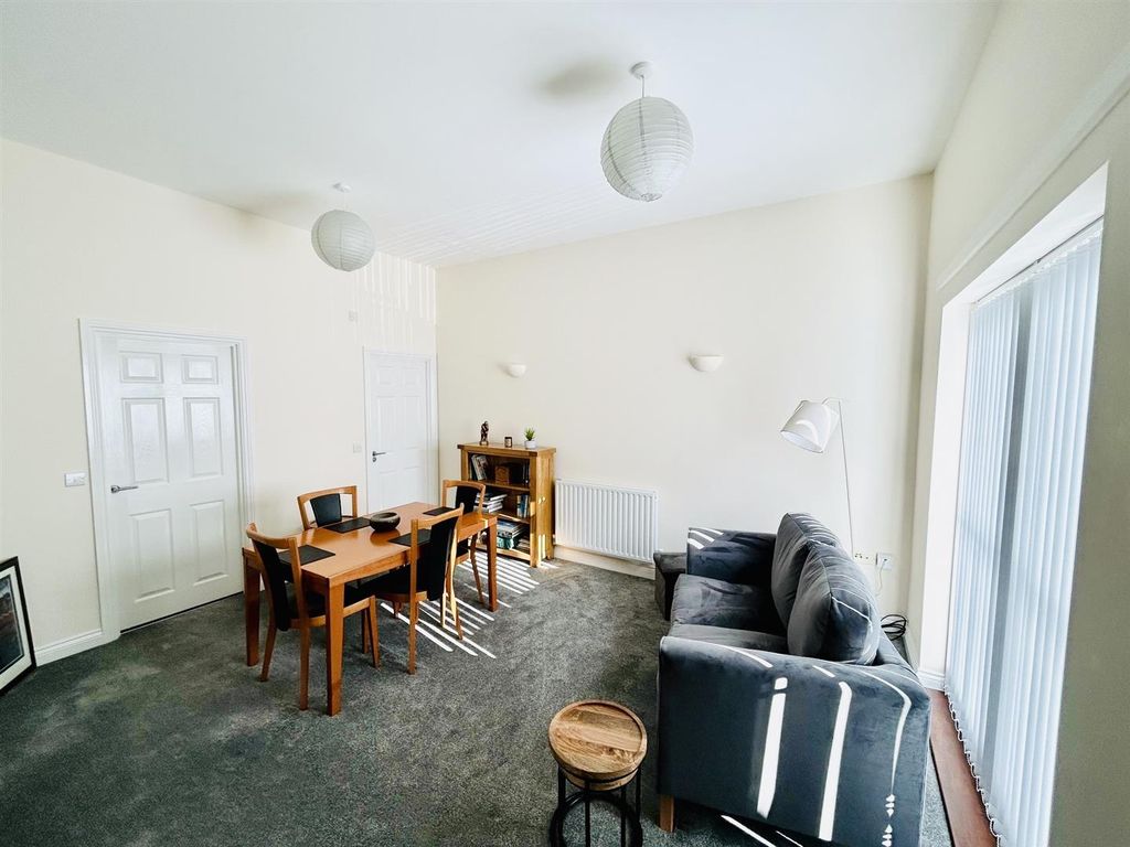 Property photo 2 of 7 Harvington Mews Living.Jpg