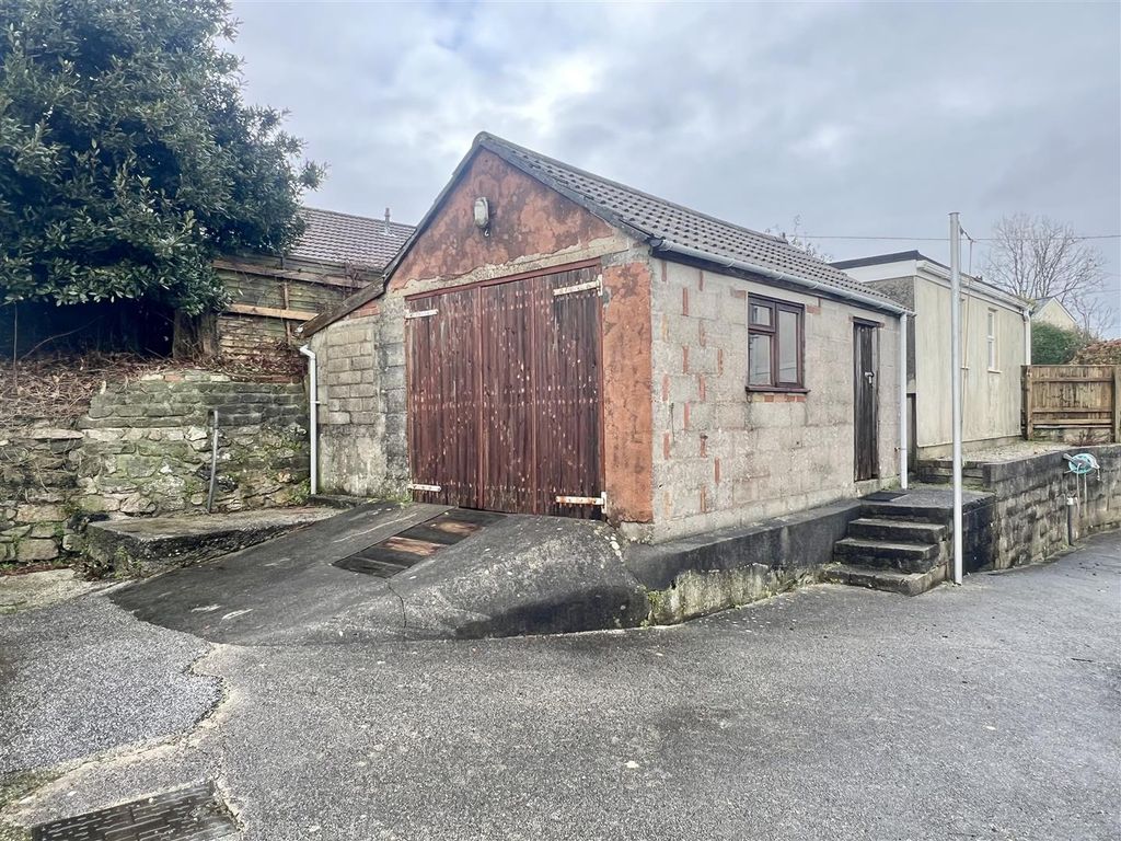 Property photo 2 of 22 Garage