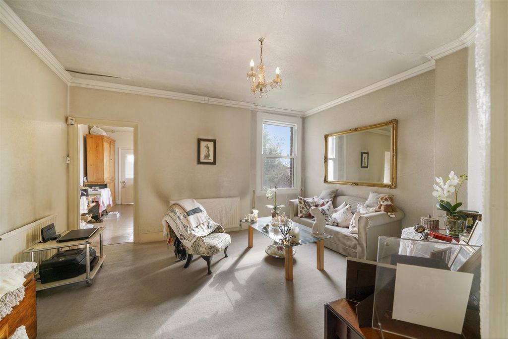 Property photo 2 of 13 Guildford House