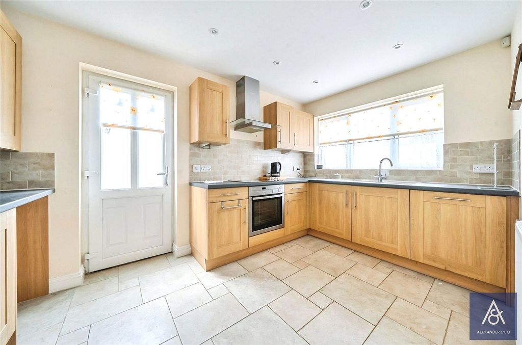 Property photo 3 of 17 Kitchen/Breakfast