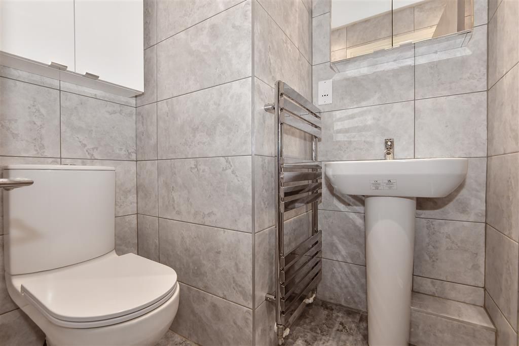 Property photo 3 of 14 En-Suite Shower Room