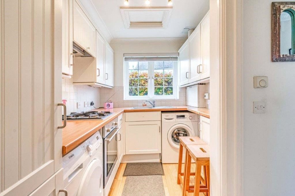 Property photo 3 of 11 Kitchen