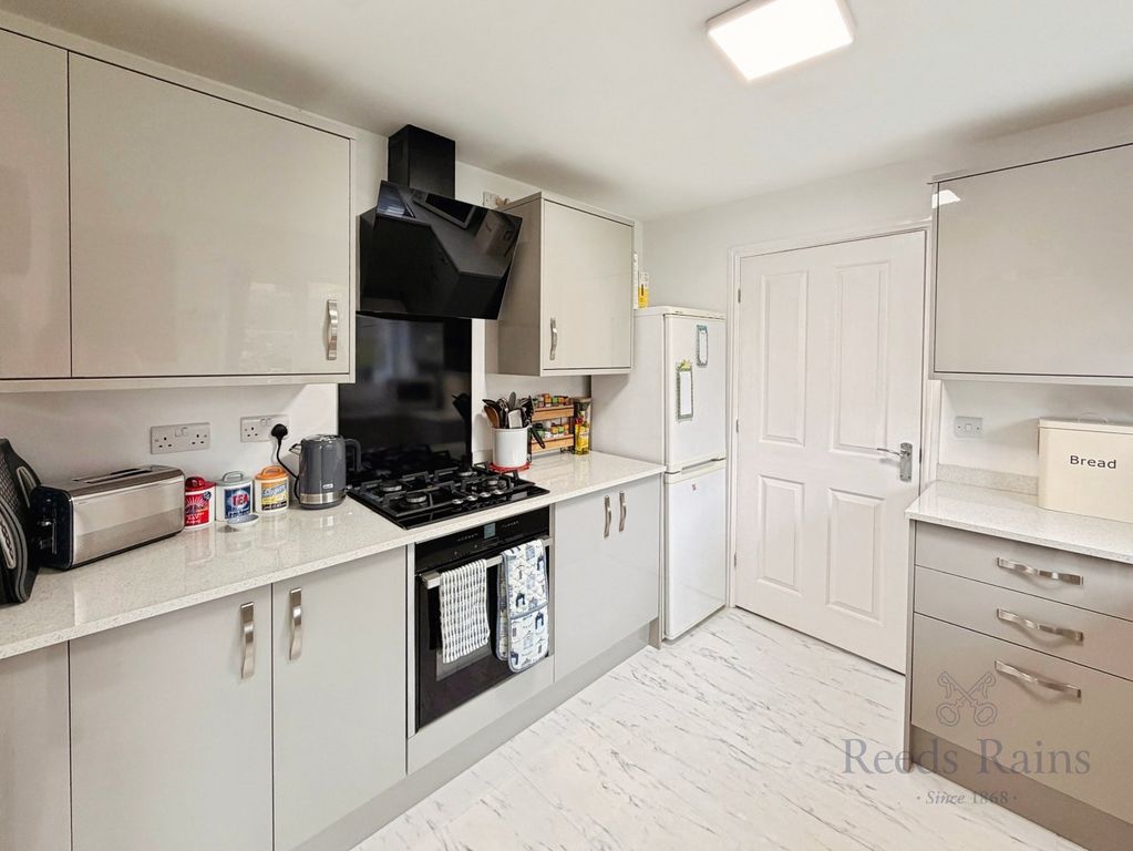 Property photo 2 of 28 Kitchen