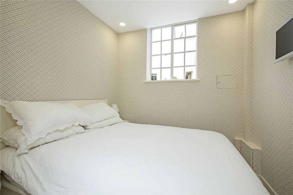 Property photo 3 of 7 Bedroom.Jpg