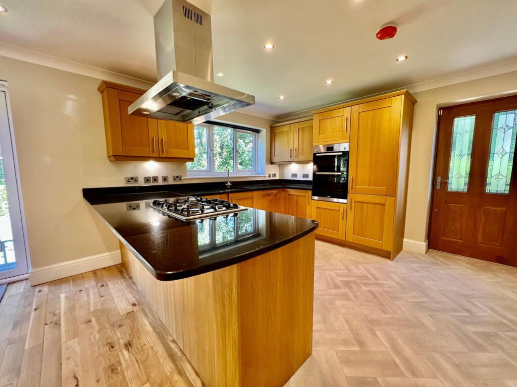 Property photo 1 of 12 3 Bed Detached House To Rent Cearn Way, London Cr5