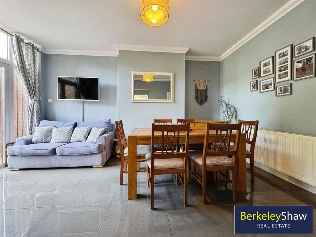 Property photo 3 of 19 Dining Area