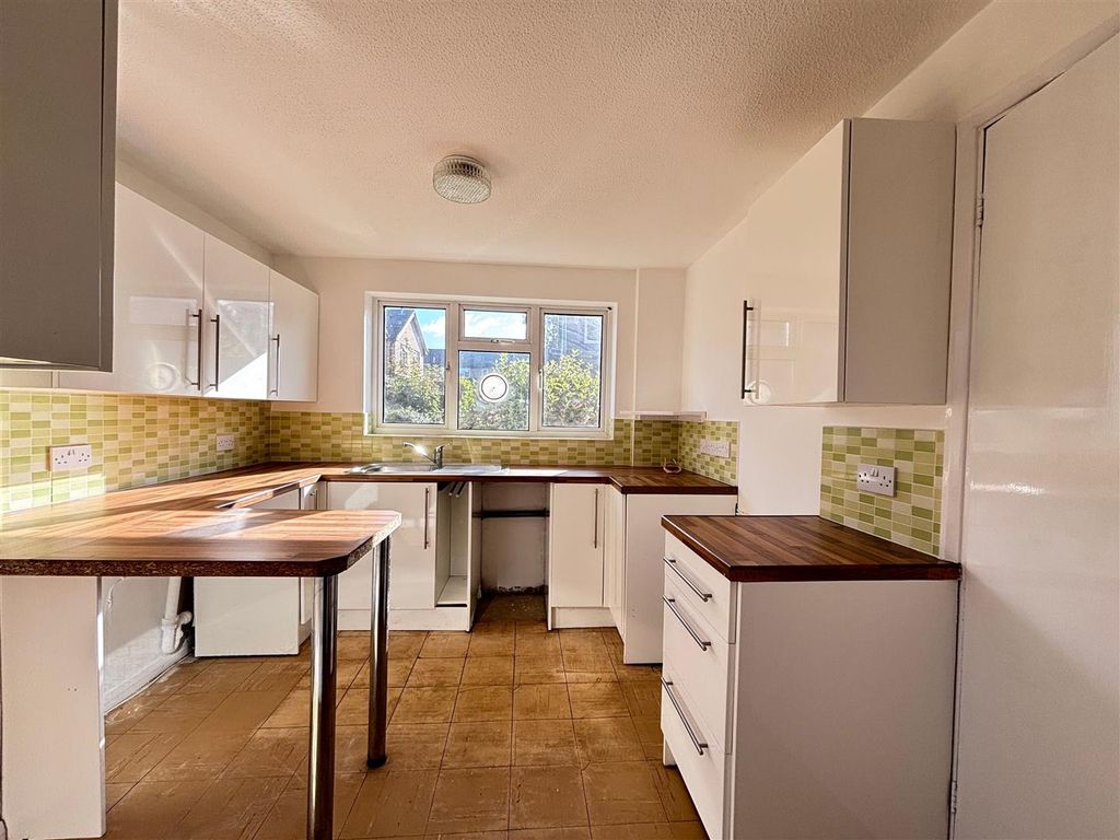 Property photo 3 of 17 Kitchen.Jpg