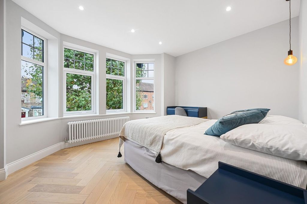 Property photo 3 of 9 Rea - Flat 3, 4 Lynton Road - Bedroom3 (1).Jpg