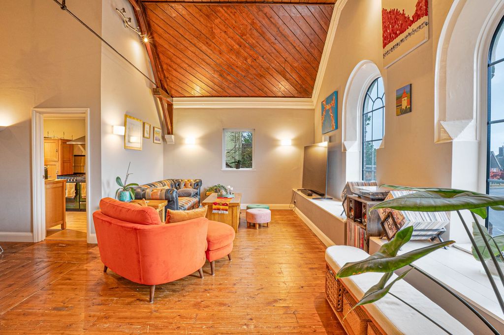 Property photo 2 of 17 Lounge Area